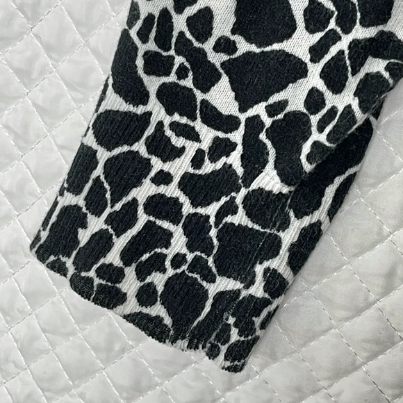 Jones New York B&W Giraffe print 1-button cardigan. Size Med. - Picture 6 of 9
